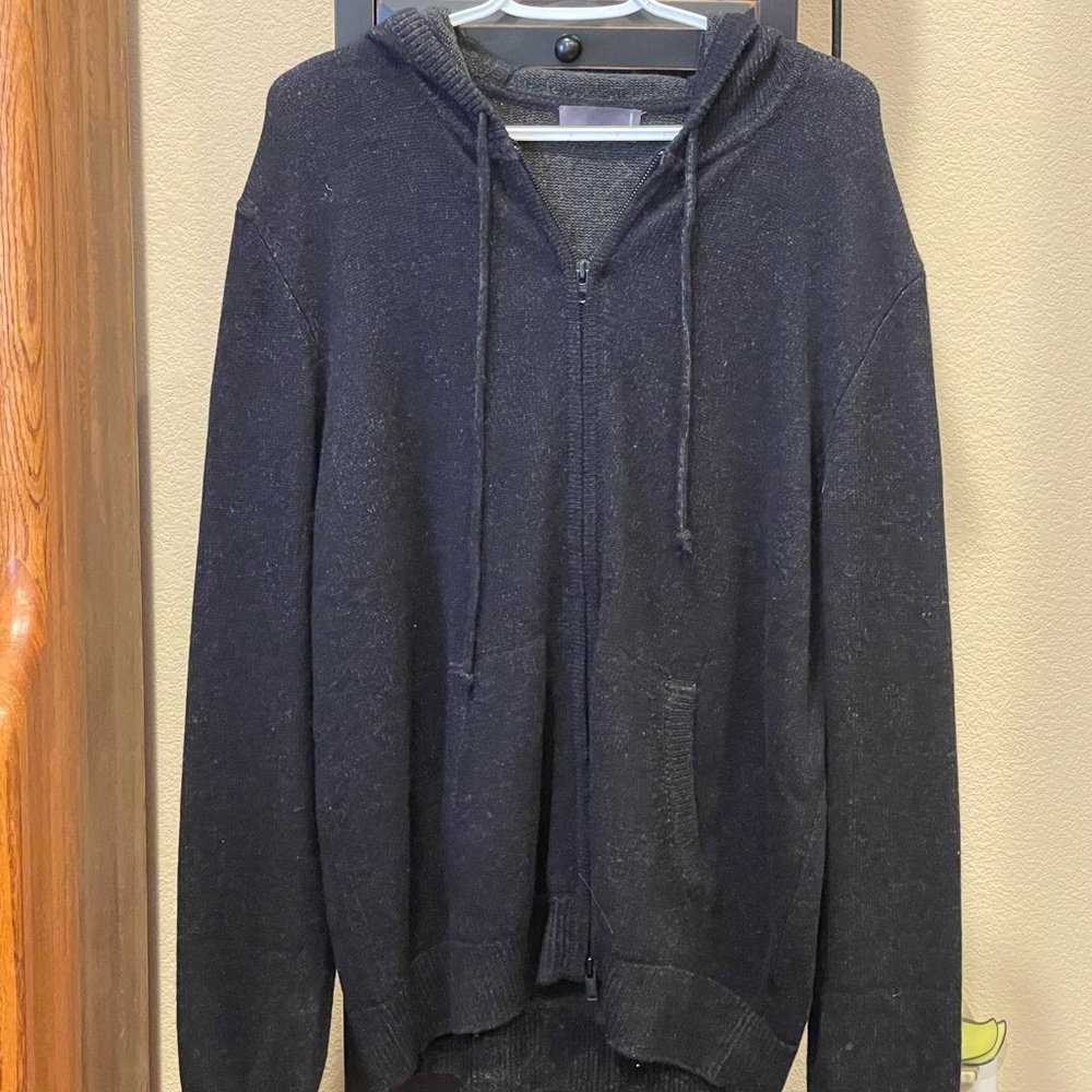 XL men’s zip up sweater with hood